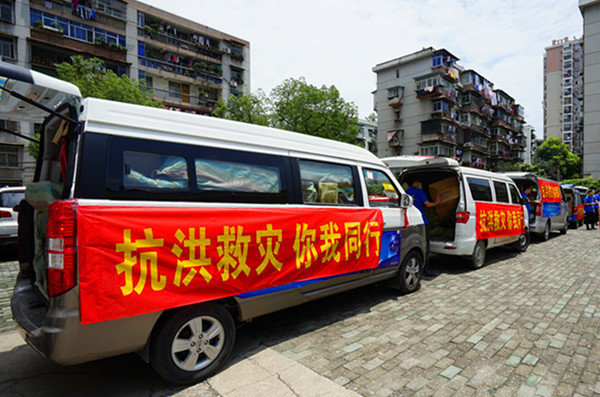 社会各界踊跃捐赠款物,支援灾区开展灾后恢复重建