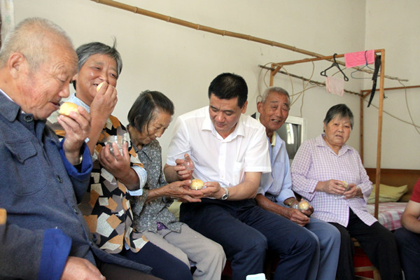 2012年9月，甘金华到新洲汪集第二福利院看望老人，并送去月饼等慰问品.jpg